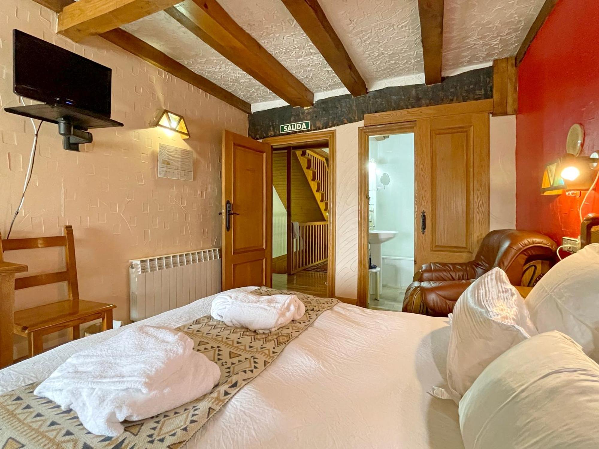 Hotel Peruskenea Хаунсарас Экстерьер фото
